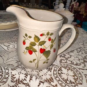 INTERNATIONAL SUNMARC LAFRAISE PITCHER STRAWBERRY ENDURA CERAMIC 6856 JAPAN EUC
